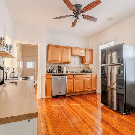 Spacious 3BDR near Harvard/5-Min Walk to Train - Davis Sq / Free Parking!