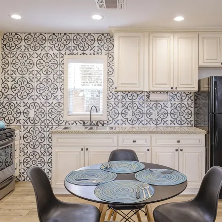 Charming 2-bedroom bungalow with AC, WiFi in welcoming Ontario