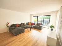 Brand new settled house near shops with Netflix - บังกะโล