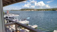 Lake LBJ as the backyard with Boat dock - 4-stjärniga
