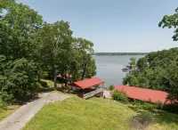 Lakeside, Boat Dock and Hot Tub with This Small Quaint Cottage. - 2つ星