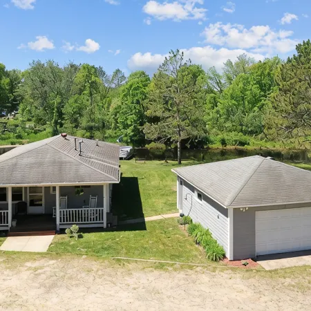 Quaint Year Round Cabin with Access to Lake Minnewawa