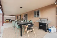 ABQ Oasis! Pool and Hot Tub OPEN ALL YEAR!, Game Room, Golf, Great for Reunions! - Private Pools
