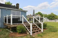 Cozy Pet-Friendly Cedar Shake Cottage with Best View on the Lake + Kayaks! - Country Houses