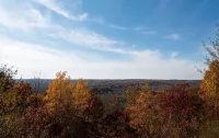 Valley Overlook - Cozy Cabin near Blossom Music Center, 1BR - Peninsula, Ohio