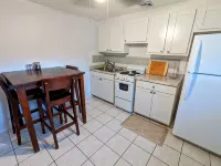 Quiet and Cozy Casita-One Mile from Nob Hill. - บังกะโล