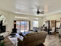 The Desert Moon- A luxurious retreat w/ amazing patio, shuffleboard, EV charger - 무료 와이파이