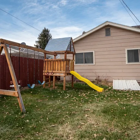 Steps from DOWNTOWN! COZY 5 bedroom Bungalow!