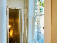 Modern style in historic building in downtown Bath Hotele w: Bath