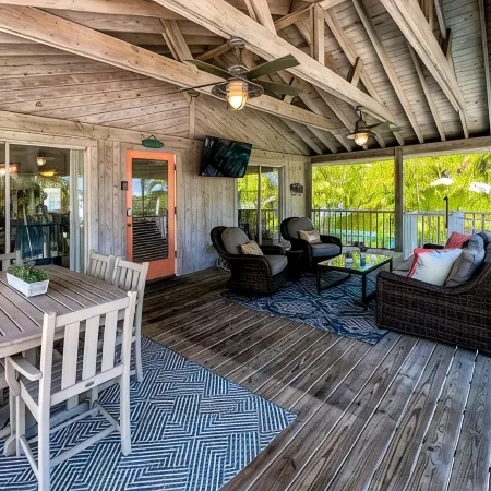 Coral Cove: Walk to the Beach! Heated pool! Prime North End!