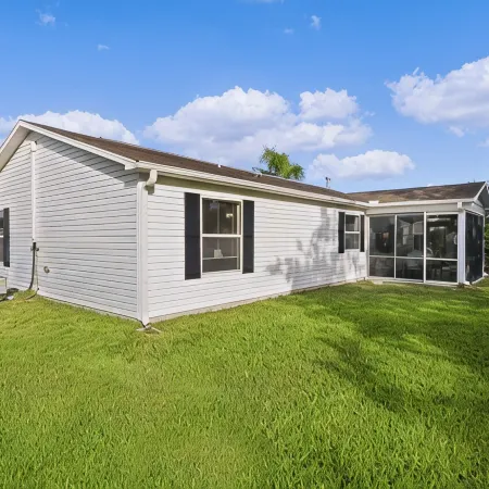 Updated 2 bedroom house The Villages, Walk to pool, 2 miles to SQ, Pet friendly