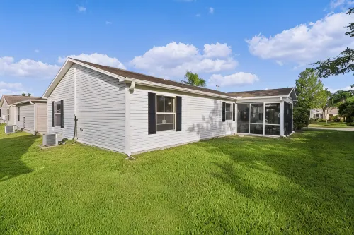 Updated 2 bedroom house The Villages, Walk to pool, 2 miles to SQ, Pet friendly