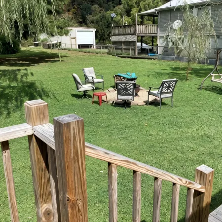 Charming 2-bedroom cabin uwith WiFi, AC in amazing McCarr