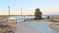 Remodeled 6 Bed, 5 bath on 15 acres!!! Owned and  Operated by a Premier Host! - Homestays