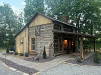 Charming 2-bedroom cabin in enchanting Wadesville with Heat, AC, WiFi, Hot Tub Hotéis em Posey County