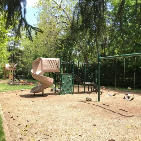 Einstein Lounge in Downtown - 2 BR w Loft and Fenced Yard