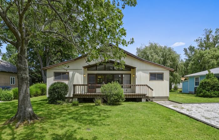 Cozy Vacation Home w/Sun Room in Bethany West