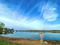 Lakeview retreat with beach access. Stylish home just steps from Deep Run Beach. 고르함 호텔