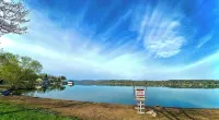 Lakeview retreat with beach access. Stylish home just steps from Deep Run Beach. - stanze in case private