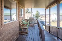 40 Min from Ynp!  18 Beds! New Bedding! Lots of Parking! Sleeps 30+ - Chalets