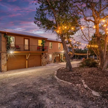 Peaceful and Quiet Hill Country Getaway with Stunning Views