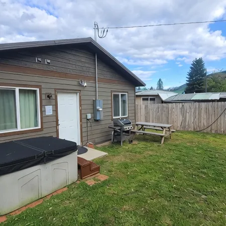 ❤ Bed & Breakfast Nook ❤ Fenced Yard ❤ Hot Tub ❤ Heated Floors ❤ Pet Friendly ❤