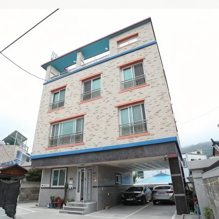 Samcheok Solbada Pension (Right in Front of Yonghwa Beach)