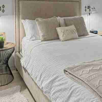 Spacious Beach Suite - Minutes from Grace Bay Rooms