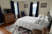 Seaside Stay in Historic Warren - Apartments