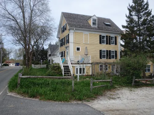 2 Bedroom Private Apt. in 1825 Whaler's Home on Duck Creek