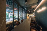 The Classic Hotel by hotelone - С баром