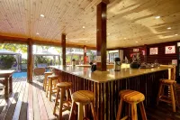 Tree Top Village Urban Glamping - bar