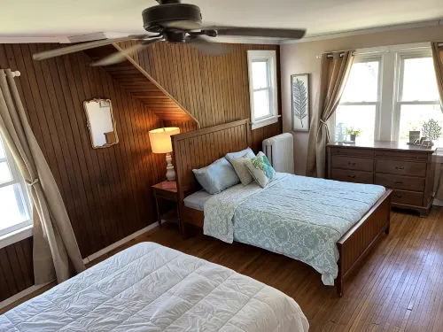 Beautiful Lake Home, Private Beach with a 5-Minute Walk to the Public Beach Area