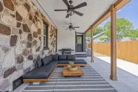 Old Town Stone Cottage with Boutique Comforts - Walk to the Square, Southwestern