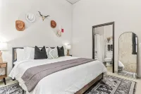 DT 2BD Steps from Target Field Gym Kitchen Laundry - Condos