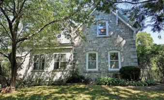 Beautiful 1 Bedroom, 1 Bathroom in Medford with WiFi and AC