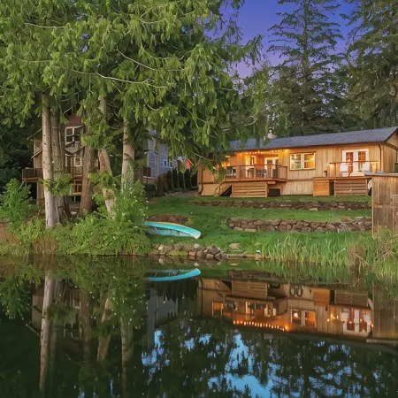 Woodsy Lakefront Cabin - Hot Tub, Kayak, Fire Pit - Family & Romantic Getaways