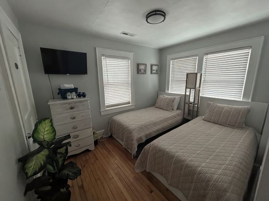 6 Block to oceanfront and in the center of the vibe district!