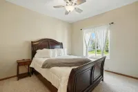 Modern Home in NW Omaha - 방갈로
