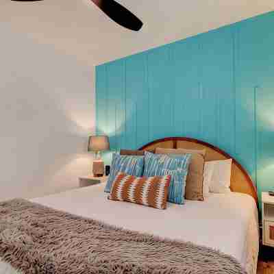 Triplex- 1 Block to the Beach, Heated Pool ,Putt-Putt, Bikes, Games Rooms
