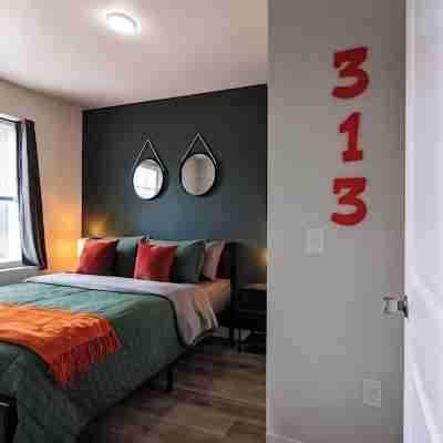 Free Parking & Mins to Downtown! Rooms