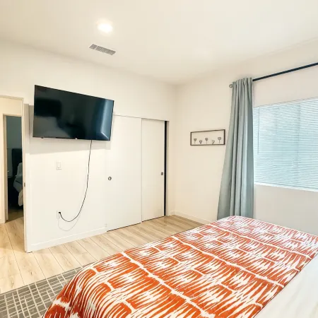 Cozy 2-bedroom apt West University Health Sciences Pomona