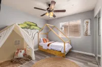 Great location with King Suite, Game Room, HEATED Pool, and Putting Green! - 私人泳池
