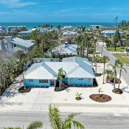 Single Level Home- 1 Minute Walk to the Beach- 5 minute walk to Restaurant/Shops