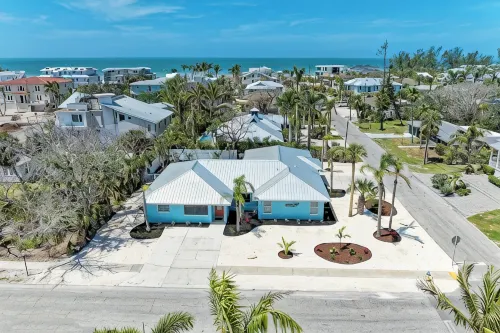 Single Level Home- 1 Minute Walk to the Beach- 5 minute walk to Restaurant/Shops - 2-Star