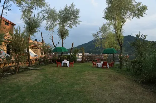 The Mughal Palace Eco Luxury Houseboat - House Boats