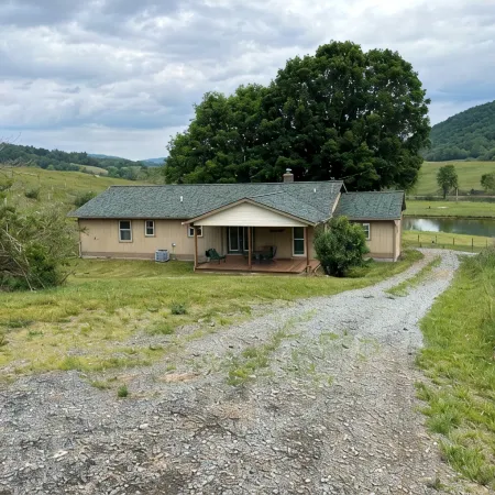 The Sheepfold: Remodeled cottage and 6 stall horse barn on working farm!