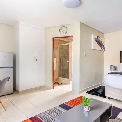 Emperor Lodge and Tours Hotels near Leondale Gardens