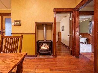 Johnston Canyon Lodge & Bungalows
