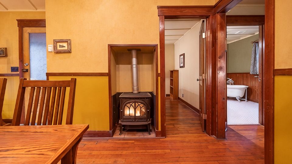 Johnston Canyon Lodge & Bungalows